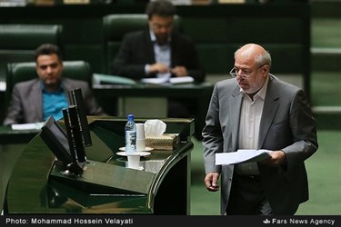 حمید چیت‌چیان وزیر نیرو هنگام قرار گرفتن در جایگاه سخنرانی 