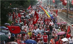 هزاران برزیلی در حمایت از «روسف» به خیابان‌ها آمدند