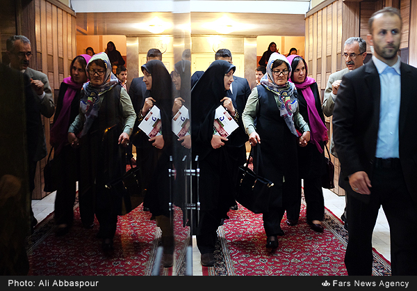 خروج دلبر نظری وزیر امور زنان و خانواده افغانستان از محل نشست هم‌اندیشی زنان فرهیخته افغانستانی مهاجر