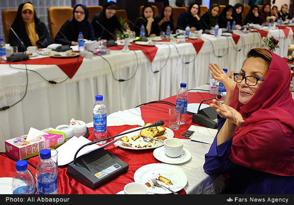 سخنرانی یکی از حاضرین در نشست هم‌اندیشی زنان فرهیخته افغانستانی مهاجر