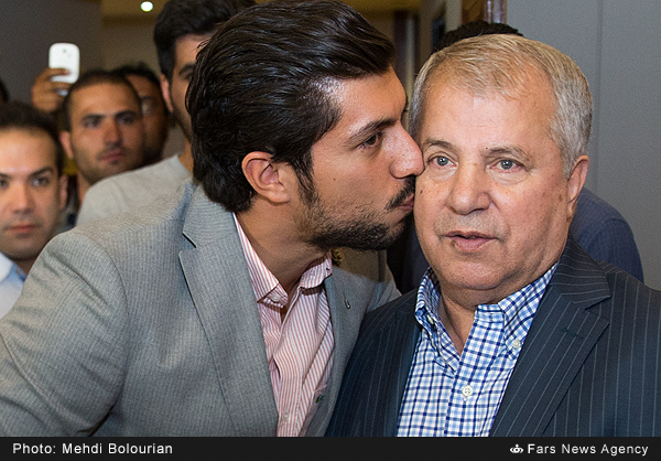 بوسه محمد پروین بر صورت پدرش در جشن تولد 70 سالگی علی پروین