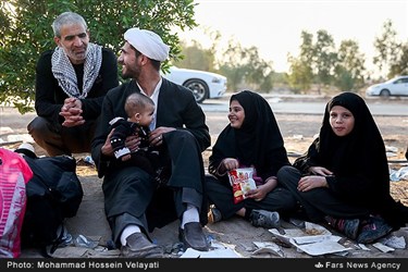 استراحت زائران حسینی در مسیر نجف به کربلا