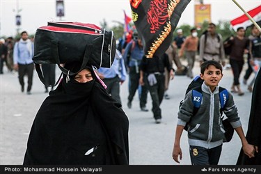 پیاده روی زائران حسینی در مسیر نجف به کربلا در آستانه اربعین حسینی