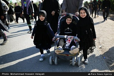 حضور کودکان و نوجوانان در مسیر نجف تا کربلا در آستانه اربعین