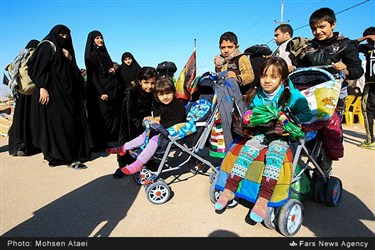 حضور کودکان و نوجوانان در مسیر نجف تا کربلا در آستانه اربعین