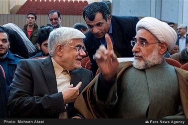 حجت الاسلام رسول منتجب نیا و محمدرضا عارف رئیس شورای سیاستگذاری اصلاح‌طلبان در حال احوال پرسی هستند