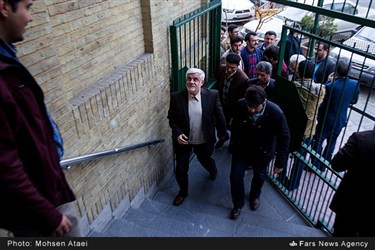 ورود محمدرضا عارف رئیس شورای سیاستگذاری اصلاح‌طلبان به سالن همایش های کانون توحید
