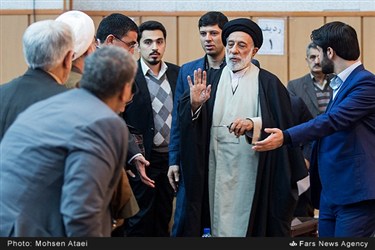  حجت الاسلام سید هادی خامنه‌ای، دبیر شورای اصلاح طلبان بعد از ایراد سخنرانی از حاضران به دلیل تشویق ایشان تشکر میکند
