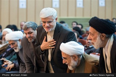 محمدرضا عارف رئیس شورای سیاستگذاری اصلاح‌طلبان برای رفتن به جایگاه جهت ایراد سخنرانی از حاظران اجازه میگیرد 