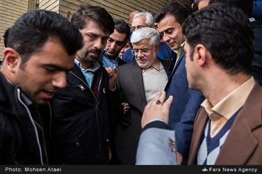 محمدرضا عارف رئیس شورای سیاستگذاری اصلاح‌طلبان جهت حضور در جلسه‌ای سالن همایش را ترک میکند