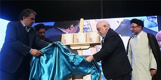 کتاب و تمبر یادبود 30 سال تلاش جهادی در حوزه چاپ و نشر قرآن رونمایی شد