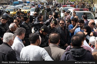 تجمع اعتراض‌آمیز بازنشستگان وزارت جهاد کشاورزی مقابل این ساختمان در خیابان طالقانی