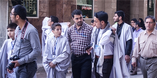 اشک زائران کربلا از تلاوت قاریان نوجوان ایرانی/ برگزاری مسابقات «شوق تلاوت» در کنار حرم حضرت عباس(ع)