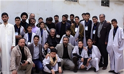 استقبال زائران از محافل انس با قرآن کاروان شوق تلاوت/ هدیه زائر عراقی به قاری نوجوان ایرانی