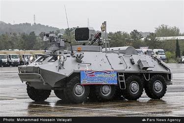 عبور خودروی زرهی تجسسی  شهرام  یکی از جدیدترین تانک  های ساخته شده در نیروی زمینی از مقابل جایگاه