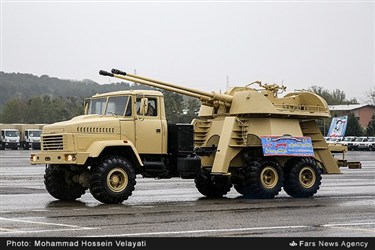 عبور سامانه پدافند هوایی بهمن 57 م م یکی از جدیدترین تانک  های ساخته شده در نیروی زمینی از مقابل جایگاه