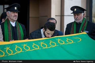 بوسه کیانوش رستمی وزنه بردار به پرچم امام رضا(ع)