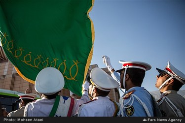 حمل پرچم حرم امام رضا علیه السلام توسط یگان تشریفات ارتش جمهوری اسلامی ایران به محل نصب پرچم 