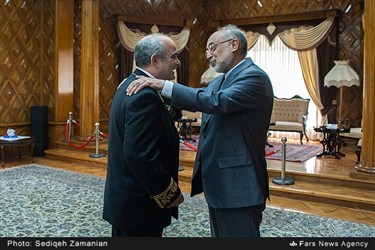 خوش و بش علی‌اکبر صالحی رئیس سازمان انرژی اتمی با لوان جاگاریان سفیر روسیه در تهران   