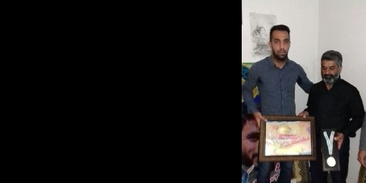 اهدای مدال طلای قهرمانی فوتبال کارگران جهان به خانواده شهید مدافع حرم