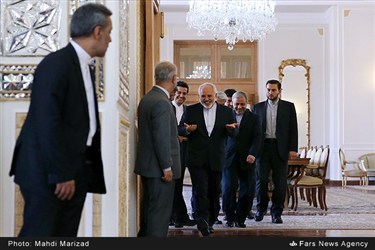 ورود محمدجواد ظریف وزیر امور خارجه به محل دیدار با آلن نیامیتو وزیر امور خارجه بروندی