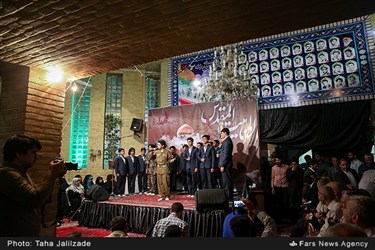 اجرای گروه سرود ارغوان در یادواره‌شهدای مسجد میثم