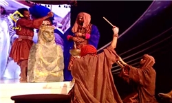 اجرای نمایش دوران جاهلیت تا ظهور و پیروزی اسلام در افتتاحیه مسابقات سراسری قرآن+فیلم
