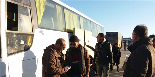 اتوبوس‌های مخصوص خروج مجروحان و غیرنظامیان از فوعه و کفریا همچنان در محاصره تروریست‌ها