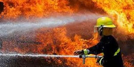 5 ساعت عملیات نفس‌گیر برای مهار آتش‌سوزی یک انبار علوفه در خیرآباد سمنان