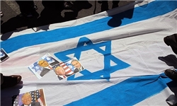 عکس/ پرچم اسرائیل پادری ماست!