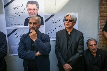 رضا ناجی (سمت راست) و محمد مهدی عسگرپور (سمت چپ) در مراسم تشییع پیکر حبیب الله کاسه ساز /  خانه سینما