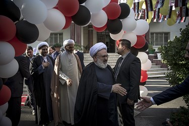 ورود مهمانان به مراسم جشن آزادسازی موصل در سفارت عراق در تهران