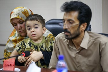  عماد کودک معروف حادثه تروریستی مجلس به همراه خانواده در  کمپین نذر مهربانی در حمایت از بیماران خاص