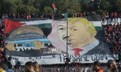 اعتراض تماشاگران فوتبال الجزایر به ملک سلمان و ترامپ خشم سعودی‌ها را برانگیخت