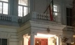 اهتزاز پرچم جمهوری اسلامی در سفارت ایران در لندن +عکس