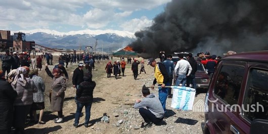 شهروندان قرقیزی  یک شرکت چینی در جنوب این کشور را آتش زدند