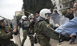 اعتراض نمادین یونانی‌ها به حمله سه کشور غربی به سوریه