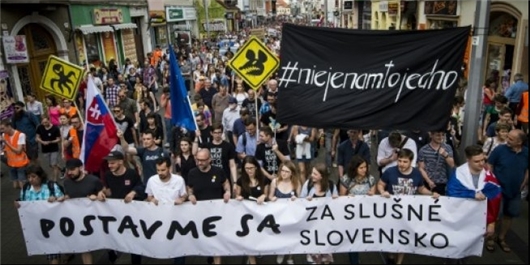 تظاهرات دهها هزار نفری ضددولتی در اسلواکی در حمایت از آزادی رسانه‌ها