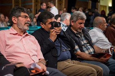 از چپ: محمدمهدی رحیمیان، جاسم غضبانپور و جواد گلزار در دومین دوره اهدای نشان عکس مطبوعاتی سال 