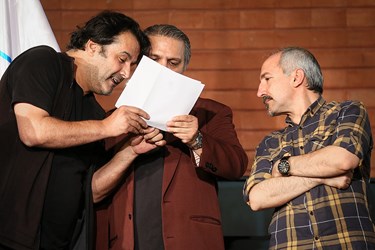  از راست: رضا معطریان، نادر داوودی و ساتیار امامی در دومین دوره اهدای نشان عکس مطبوعاتی سال 