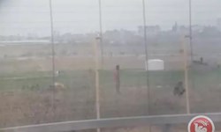 عبور جوانان فلسطینی از حصار مرزی غزه/آتش زدن کمین تک‌تیراندازان صهیونیست