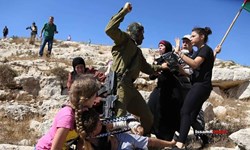 حمله ناگهانی و بی‌دلیل نظامیان صهیونیست به جوانان فلسطینی+ فیلم