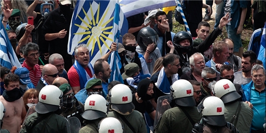 تظاهرات یونانی‌های  معترض به توافق تغییر نام مقدونیه به درگیری با پلیس کشیده شد