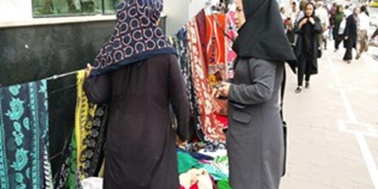 پای سفره دل دستفروشان؛ از مصایب زن 40 ساله تا کمری که زیر بار هزینههای زندگی خم شده/دستفروشی در سنندج؛ دردی که درمانی ندارد