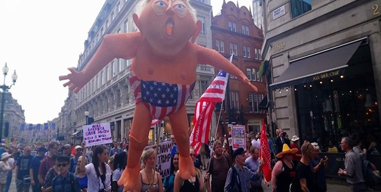 طرح‌های عروسکی جالب لندنی‌ها برای اعتراض به ترامپ+تصاویر