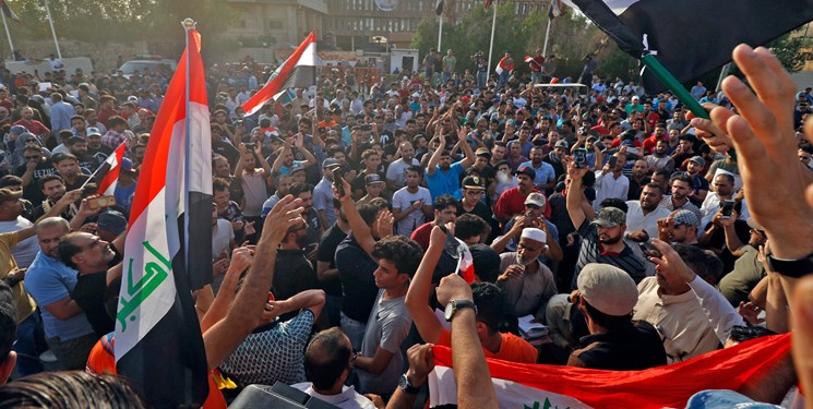  اعتراض‌ها در عراق؛ از تخریب مقر احزاب و حمله به فرودگاه نجف تا مرگ دو معترض 