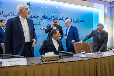 از چپ: محمدجواد ظریف، اسحاق جانگیری و محمدباقر نوبخت در  در همایش روسای نمایندگی های جمهوری اسلامی ایران در خارج از کشور
