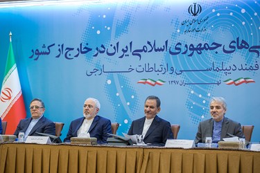 از راست: محمدباقر نوبخت، اسحاق جهانگیری، محمدجواد ظریف و ولی الله سیف در همایش روسای نمایندگی های جمهوری اسلامی ایران در خارج از کشور