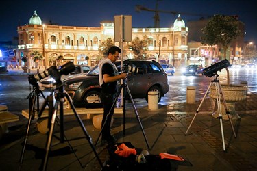 عکاسی از رصد طولانی‎ترین ماه‎گرفتگی قرن در میدان حسن آباد تهران