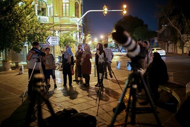 تماشای رصد طولانی‎ترین ماه‎گرفتگی قرن توسط مردم و رهگذران در میدان حسن آباد تهران